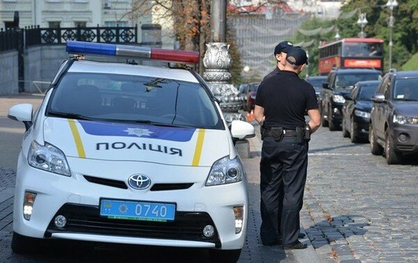Права с кокаином: в Киеве копы поймали водителя на горячем, "провал года"