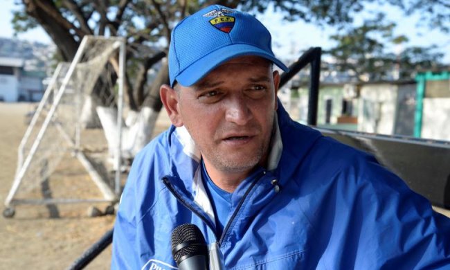 Тренера звільнили за домагання до команди: лапал і просив брудні фото