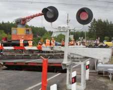 Справжнє жахіття: пасажирський поїзд зніс мікроавтобус, є постраждалі