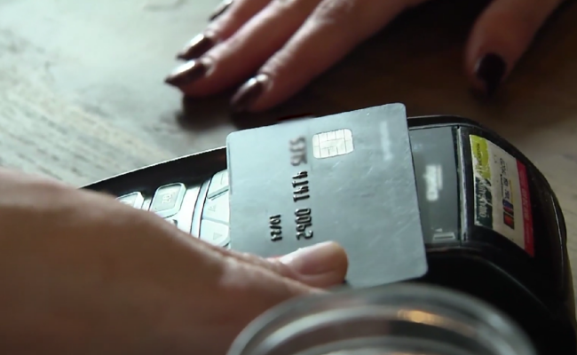 Банківська картка. Фото: скрін youtube