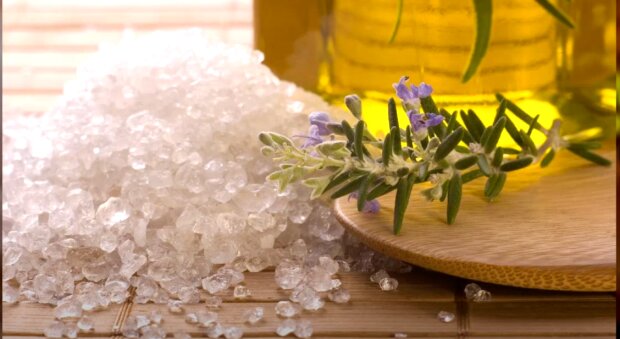 Смешайте соль и растительное масло: как давно забытый лайфгак может помочь и сегодня