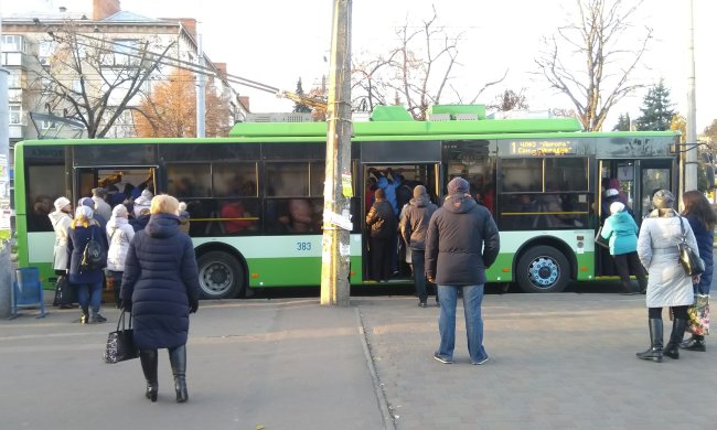 В Черкассах женщина-героиня толкала маршрутку: угадайте, кто снимал на видео