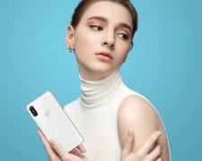 Дешево и сердито: Motorola представила бюджетного близнеца iPhone X