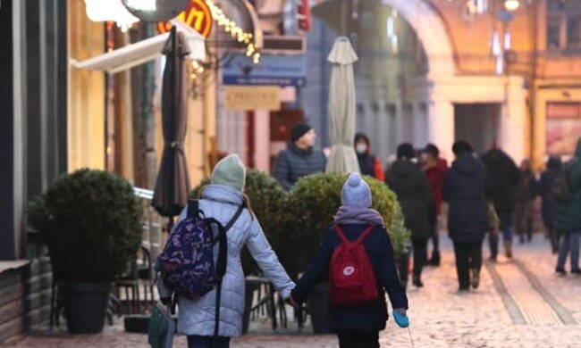 Вічно вагітна горе-матір змусила тернополян оніміти: сімох забрали, і знов з животом