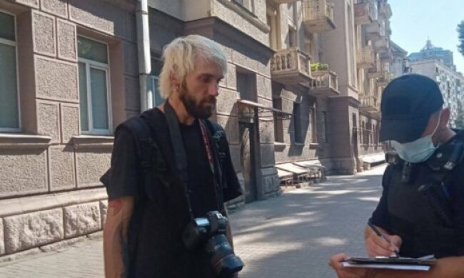 Журналіста видання " Букви "побили на марші, організованому "Нацкорпусом"