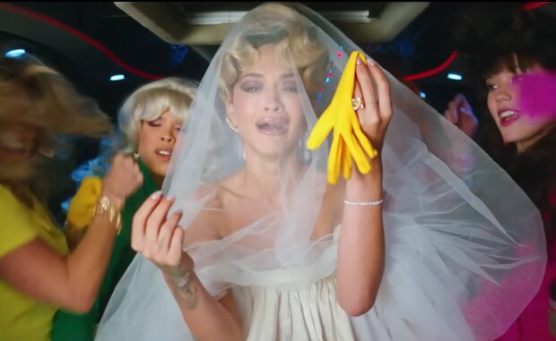 Рита Ора, кадр из клипа на песню "You Only Love Me"