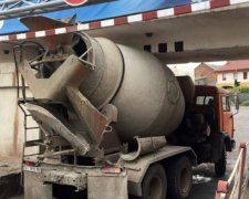 Бетономішалка застрягла під ужгородським мостом (ФОТО)