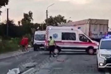 Под Киевом легковушка снесла с дороги грузовик и переполненный автобус — "Ребенка увезли с осколками в глазах…"