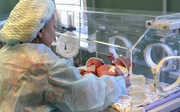 Помещаются на ладошке: 17-летняя украинка родила тройню 