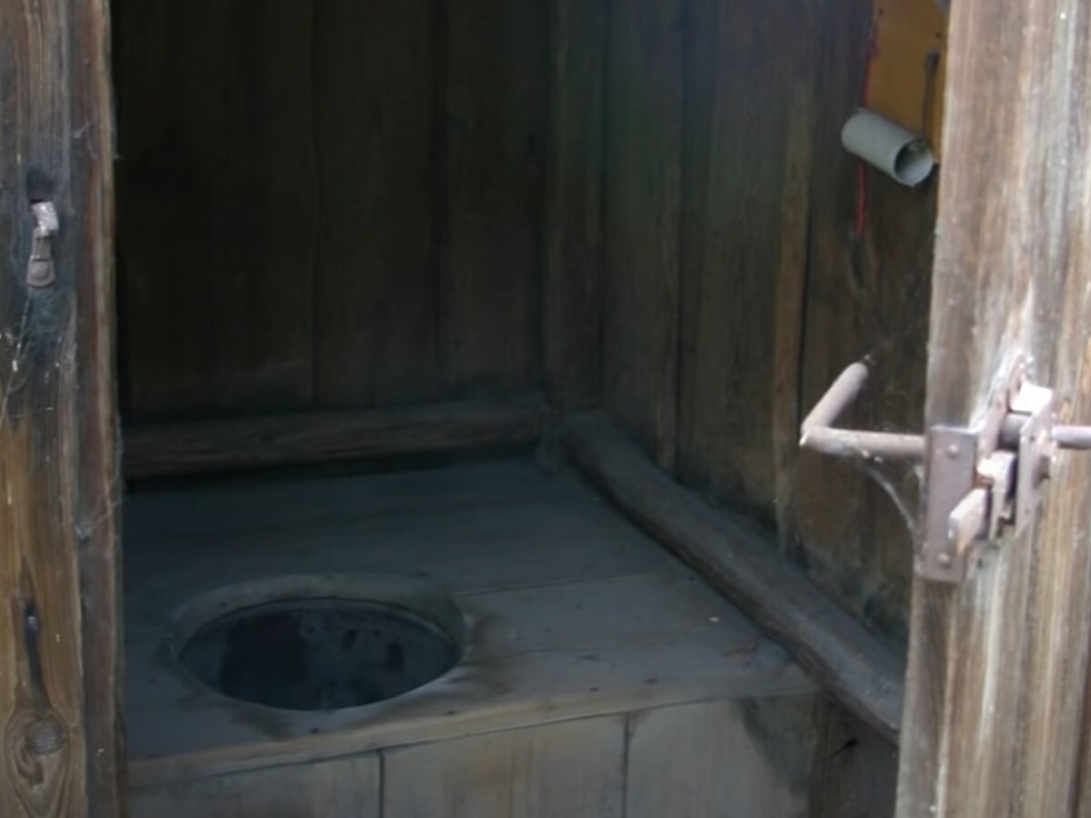 Писинг женщин в деревенских туалете (62 фото)
