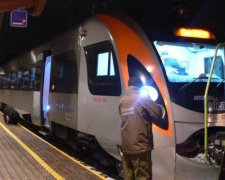 В крижаному мороці: пасажирам Інтерсіті влаштували "веселу" поїздку