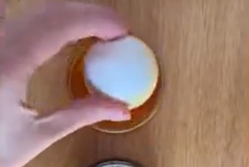 Радужные пасхальные яйца, кадр с видео