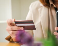 Карткові перекази. Фото з відкритих джерел