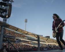 Лідер гурту Foo Fighters зламав ногу під час виступу