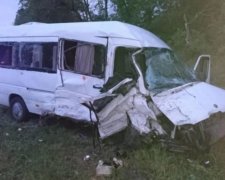 Бус на швидкості влетів у вантажівку: є жертви і багато постраждалих