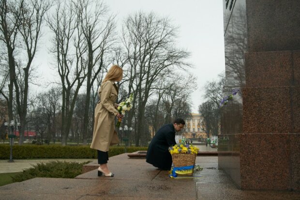 Зеленські біля пам'ятника Тарасу Шевченку, фото: president.gov.ua