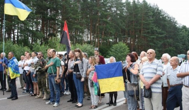  Активісти змусили "хресну ходу" обійти військову частину в Житомирі