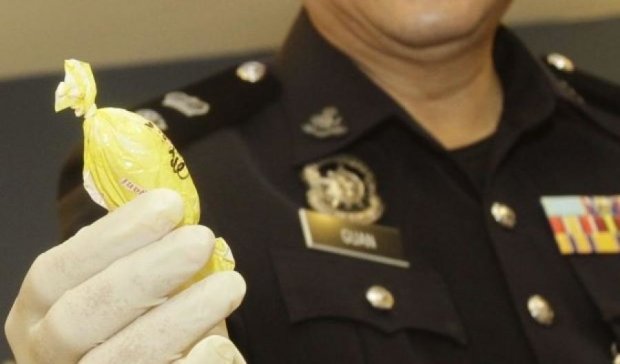 Українка везла в Малайзію  2 кілограми кокаїну між сідницями