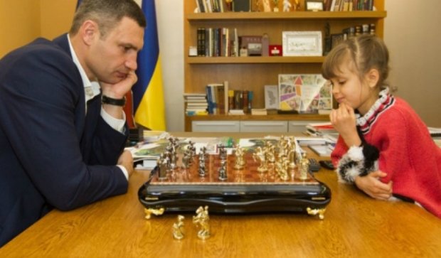 8-річна киянка обіграла в шахи Кличка (фото)