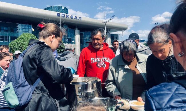 священики годують сотні нужденних