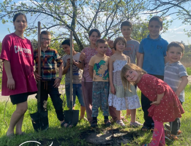 "Дерева сили для дітей війни": дуби з історією передали родині, яка прихистила 19 сиріт