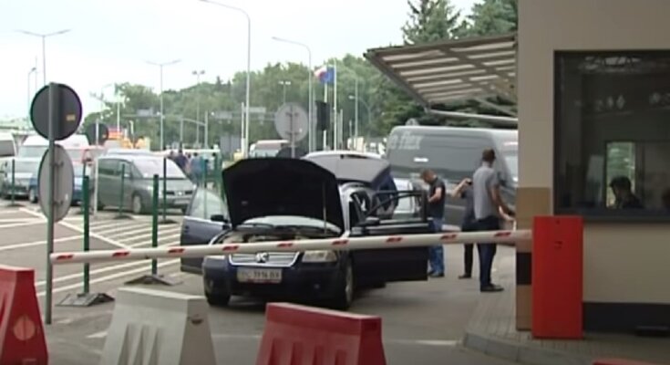Автомобілі на кордоні. Фото: Youtube