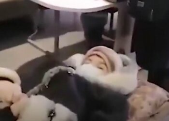 Бабушку принесли в банк на носилках, скриншот: YouTube