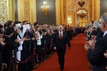 Шоу в Кремле: Путин удостоил рукопожатия только троих