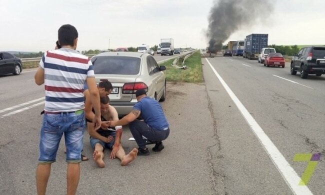 П'яниця самознищив машину об відбійник (ФОТО)