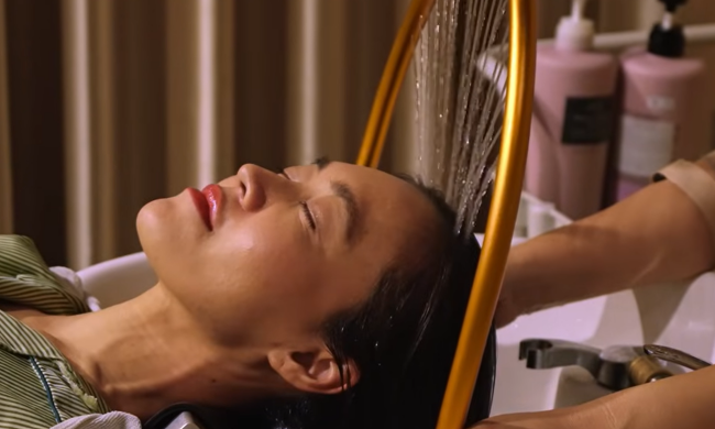 Миття голови, волосся, кадр з відео