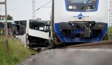 В Германии поезд протаранил школьный автобус (видео)