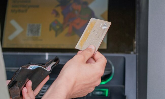 Банківська картка в руках: мінімальна зарплата в Україні
