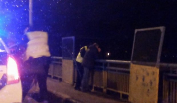 Львовские полицейские спасли на мосту самоубийцу (фото)
