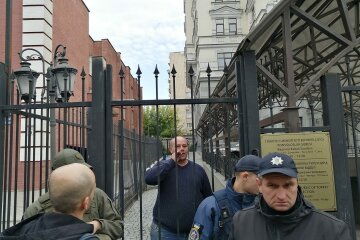 Девушке расквасили лицо: под посольством Турции в Киеве напали на активистов, видео потрясло сеть