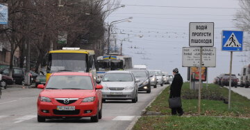 Пішоходи та дорога, фото з вільних джерел