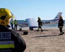 Літак екстрено приземлився на багатолюдному пляжі: є загиблі