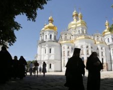 Віз Кирилу данину: на кордоні затримали священика Києво-Печерської лаври