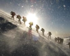 Два десятка альпіністів загубилися у горах Китаю