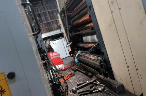 Опасная работа: украинцу "зажевало" руку в печатный станок, мужчину срочно госпитализировали
