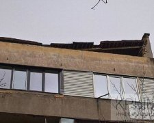Ураганний вітер зірвав дах з багатоповерхівки в Сімферополі (фото)