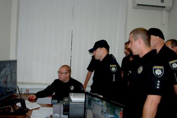 Справлял нужду на остановке: в Одессе схватили мужчину с гранатой