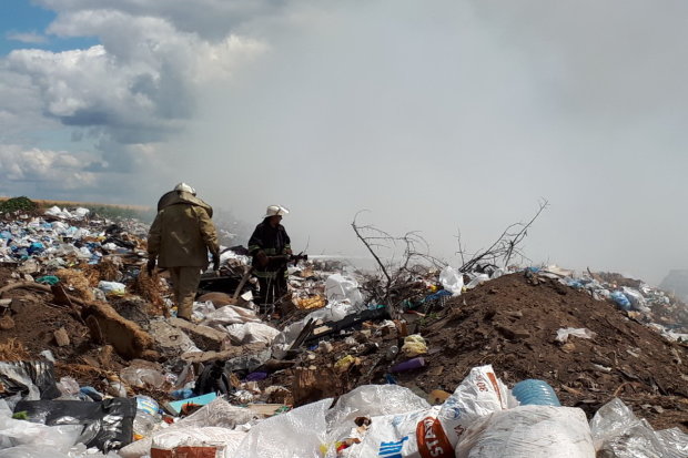 Под Харьковом вспыхнула гора вонючих отходов: пожарные мчатся со всех уголков города, на кону - жизни людей