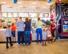 Голодная женщина родила прямо в McDonald's: фото