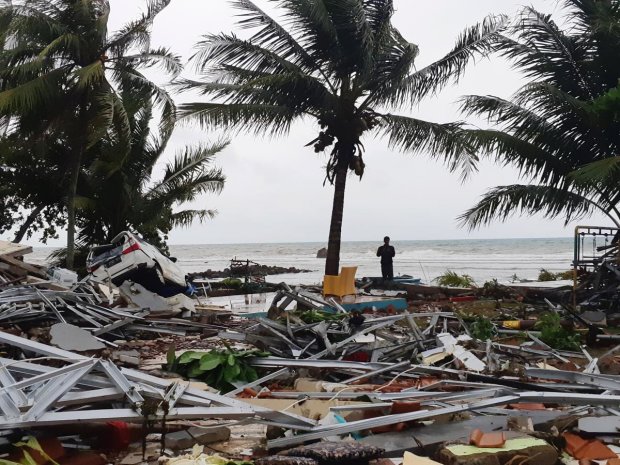 Количество погибших в Индонезии побило все трагические "рекорды": кучи трупов под завалами