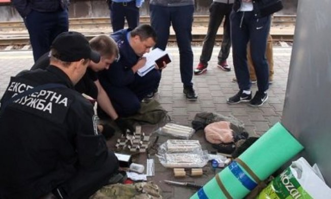 Трое бойцов АТО привезли в Киев арсенал оружия (видео)