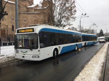 У Дніпрі некерований автобус з пасажирами на повному ходу покотився вниз з мосту: водій втратив свідомість