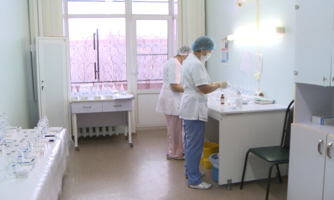 Поліцію Дніпра екстрено підняли на ноги: під лікарнею знайшли немовля з обручками, - фотошок