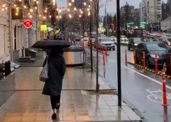 Українці, дощ, кадр з відео