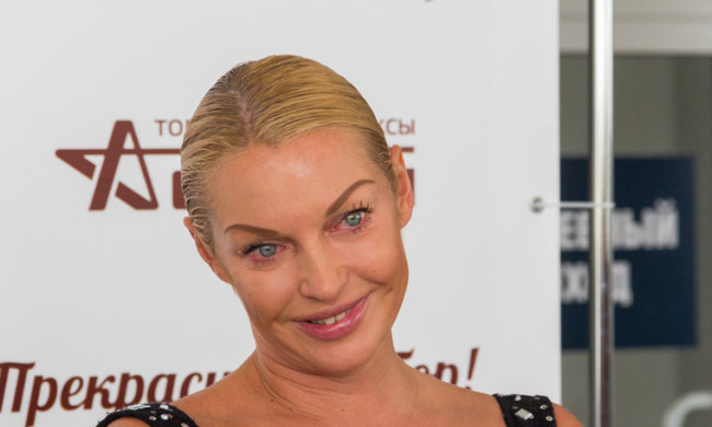 Волочкова в трусах розвалилася в порожніх хоромах: кінь втік і кіт у колтунах