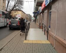 У тернополян "вкрали" тротуар, городяни киплять: "для худеньких?"